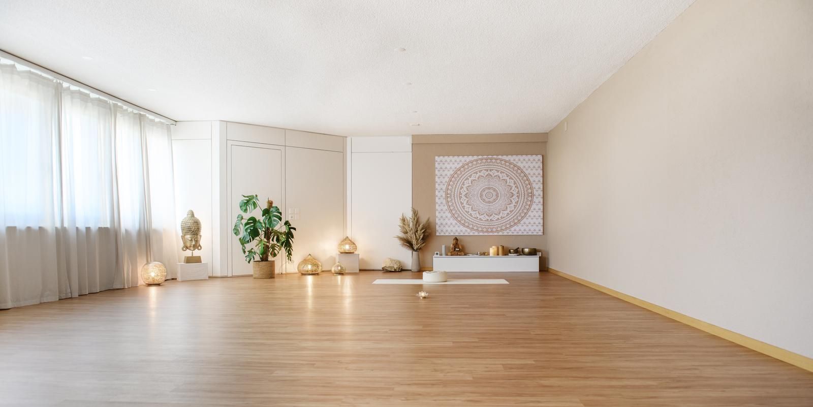 Das helle Astroyoga-Studio mit Holzboden