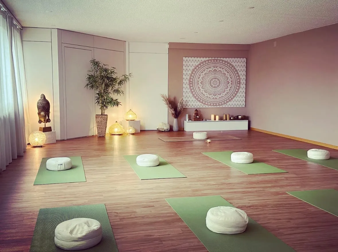 Der Yogaraum mit ausgelegten Matten und Kissen